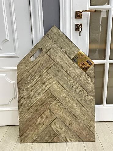 Herringbone dizaynlı döşəmə örtüyü – taxta fakturalı laminat panel -