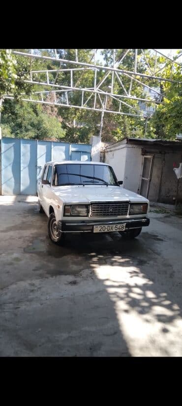 ваза напольная стеклянная высокая без узора: VAZ 2107, ağ rəng, sedan kuzov. Klassik dizaynlı arxaötürməli model — 9