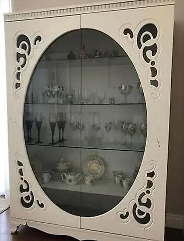 Şüşəli dolab vitrini