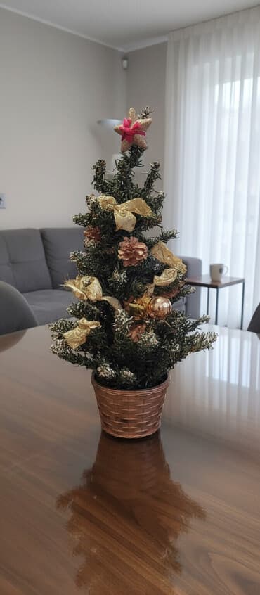 Satllır Yolka hündürlüyü 47sm eni 25 sm üstündə oyuncaqları var