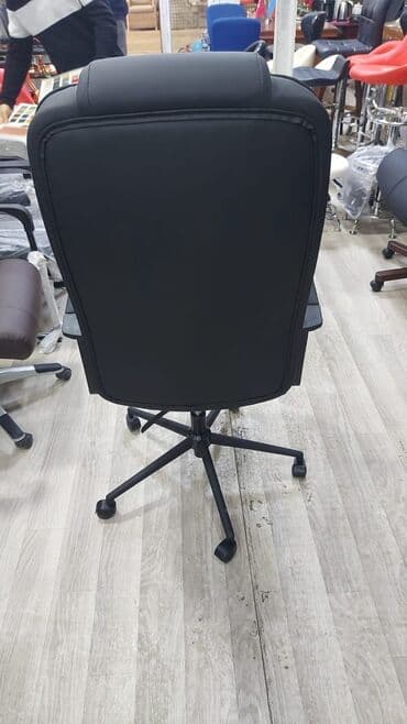 офисные кресла: Новый, С колесиками, Рукояти не регулируются, Кожа — 6