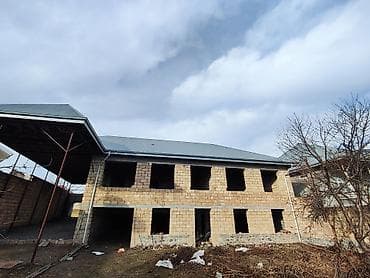 Şəki şəhərində çay qırağında həyət evi satılır! Ev 5 otaqdan ibarətdir