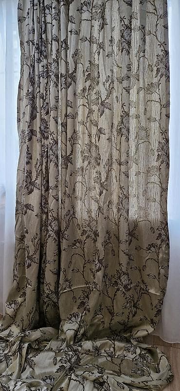 Pərdə satılır,söküyü,kəsiyi yoxdur.430sm hündürlüyü,150sm