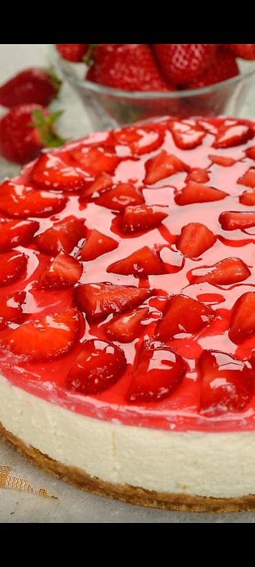 balaca tort: Çiyələkli Cheesecake - Klassik “New York” üslubunda hazırlanmış — 2