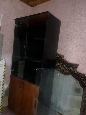 Şüşəli dolab vitrini