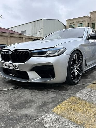 Nəqliyyat: BMW 5 Seriyası sedan – gümüş rəngdə, M paket vizual komplekti ilə — 6