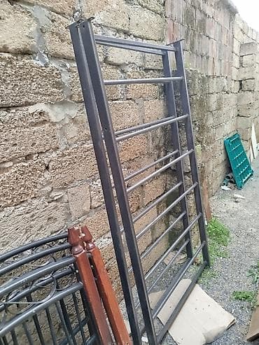 xurma agaci: 2 ədəd tək nəfərlik çarpayi. Metal çarpayı karkası və dekorativ — 2