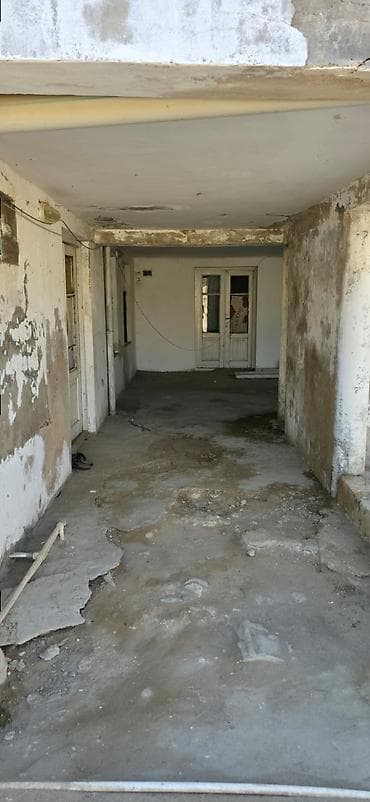 basavik satisi: Torpaq sahəsi və həyət evi üçün geniş həyət - Daş hasarla tam — 10