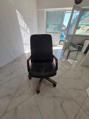 ofis ucun stullar: Ofis mebel dəsti - Ağ rəngli L formalı iş masası: geniş iş səthi — 4