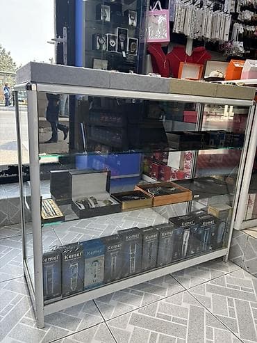 Real alıcıya endirim var. 4 ədəd vitrindi Şüşə vitrin stendləri – — 4