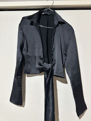 Zərif atlas fakturalı qara bluz. - Qısa kəsim, uzun qol. - Ön lalafo.az -da Zərif atlas fakturalı qara bluz. - Qısa kəsim, uzun qol. - Ön