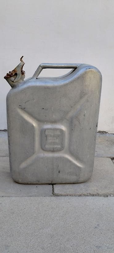 Metall yanacaq bidonu - Material: metal (ehtimalən polad/alüminium