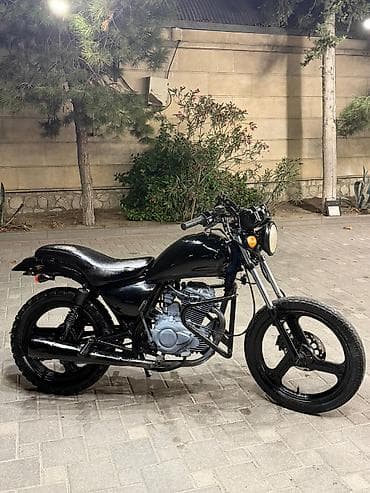 Kafe-reyser üslubunda modifikasiya olunmuş çopper tipli motosiklet — 4
