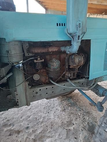 215 r13 teker: Traktor MTZ 50/52 tipli (mavi rəngdə), kabinəli. Texniki xüsusiyyət — 5