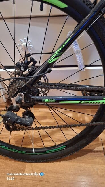 ktm velosipēdi: ISMA markalı, qara rəngli, yaşıl detalları olan dağ velosipedi — 2