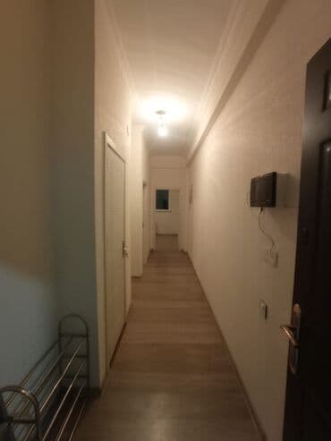 elmlər kirayə: Mənzilin təsviri - Geniş, ensiz planlı mətbəx: ağac teksturalı üst və — 6