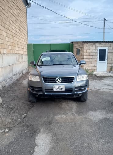 w210 qapı: Volkswagen Touareg, boz rəng, 5 qapılı SUV. Xüsusiyyətlər: - Güclü və — 1