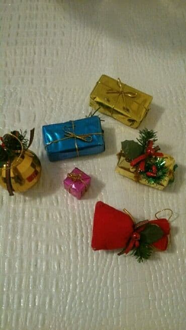 Toyota: Ёлочные игрушки. 6 штук-3 маната.Есть еще и другие игрушки. Чтобы — 1