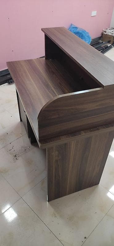 Офисная мебель на заказ: Ofis resepsiyon/iş masası – qəhvəyi ağac teksturalı MDF-laminate — 3