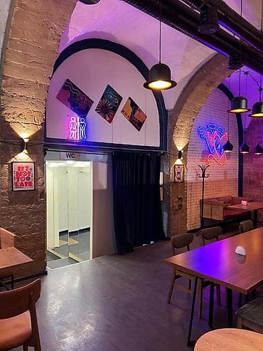 hövsan obyekt: Sahil metrosnun yaninda əsas kücədə insanlarin ən pik six olduqj bir — 4