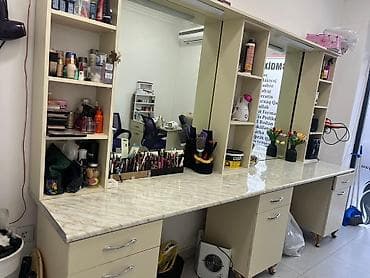 Стол для макияжа, С зеркалом