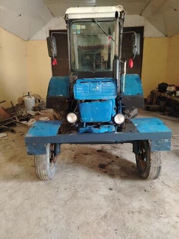 reduktor sürətlər qutusu: Mavi rəngli kabinalı təkərli traktor - Güclü dizel mühərrik (şəkildə — 1