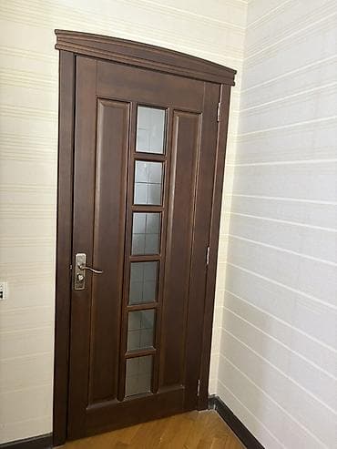 sehf qapi: Daxili qapı – tünd qəhvəyi rəngli, klassik üslub. - Material: bərk — 3