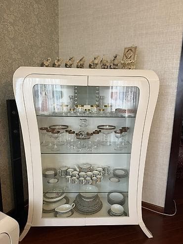 yataxt dəsdi: Ağ rəngdə zərif qonaq otağı mebel dəsti Tərkib: - Geniş bufet/komod – — 2