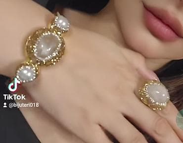 Qızılı tonlarda zərgərlik dəsti – qolbaq və üzük təbii daşdı üzük