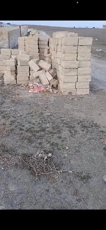 Məhəccərlər: Yarm tikili ev hal hazırada kürsüdədir üvimimizin 3tərəfi Gəncə Şəhər — 2