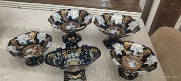 Çaydanlar və qəhvədanlar: Zərif dekorativ qab dəsti – 5 hissə: - 4 ədəd ayaqlı meyvə/qənnadı — 1