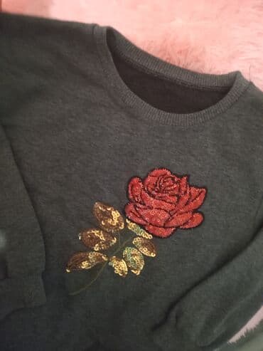 Nissan: - Model 1: Açıq-boz rəngdə, ön hissədə parıltılı payetlərlə işlənmiş — 4