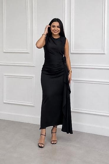 Qara rəngli zərif uzun qadın libası. Model qolsuz dizayna malikdir və — 1