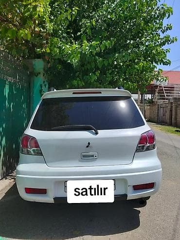 e39 radiator: Mitsubishi (Airtrek/Outlander ilk nəsil) krossover, ağ rəng. Xarici — 2
