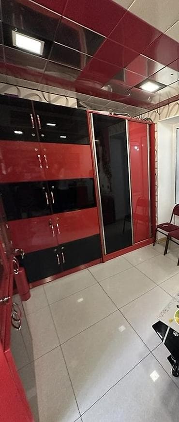 Mağaza avadanlığı: Məhsul: Qırmızı-qara vitrin və sürgülü qapılı dolab dəsti Təsvir: - — 1
