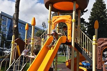 balaca ev: 🏡 Gənclikdə, Atatürk Parkı, Ayna Sultanova heykəlinin qarşısında 2 — 2