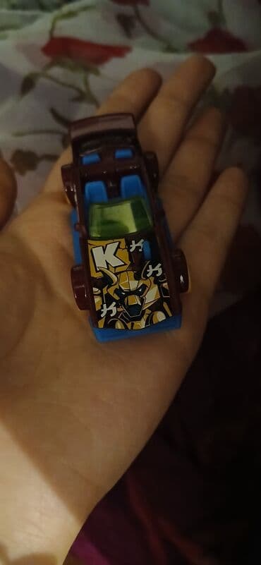 Kolleksiyonçular üçün – kiçik ölçülü metal/plastik yarış maşını. -