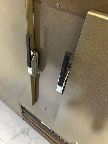 su soyuducu aparat: Bu ticarət vitrin soyuducusu qəhvəyi rəngdədir və şüşə yan panellərə — 15