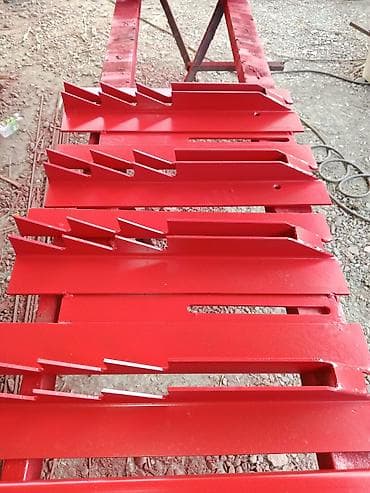 Qırmızı rəngdə metal bıçaq/dişli panellər – kənd təsərrüfatı və sənaye