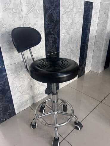 барные стулья со спинкой: Qara rəngdə, arxalı, təkərli, hündürlüyü tənzimlənən taburet — 1