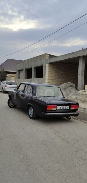 teker yazilari: Model: Lada 2107 Kuzov: sedan, qara rəng Dövlət nömrə nişanı — 9