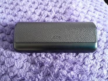 elektron sigaretler: Bu, qara rəngdə, səliqəli dizaynlı elektron siqaret qabıdır. Qabın üst — 1