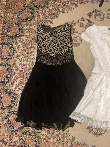 Qara rəngdə, yuxarı hissəsi ağ naxışlarla bəzədilmiş ziyafət donu