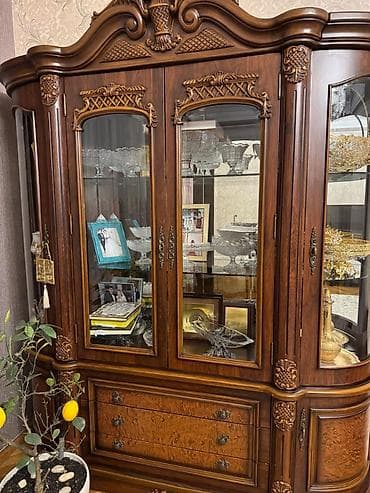 Klassis üslubda keyfiyyetli taxtadan hazirlanmis vitrin satilir lalafo.az -da Klassis üslubda keyfiyyetli taxtadan hazirlanmis vitrin satilir
