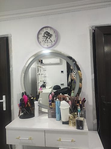 Gözəllik salonları və ev istifadəsi üçün makiyaj masası və dairəvi