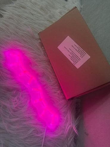 balta bıcaq: Neon bəzək işığı – kiprik formasında, çəhrayı/magenta parlaq — 2