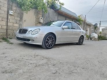 şuşe qaldıran: Mercedes-Benz E-Class sedan (W211), gümüşü rəng. Xüsusiyyətlər: - — 2