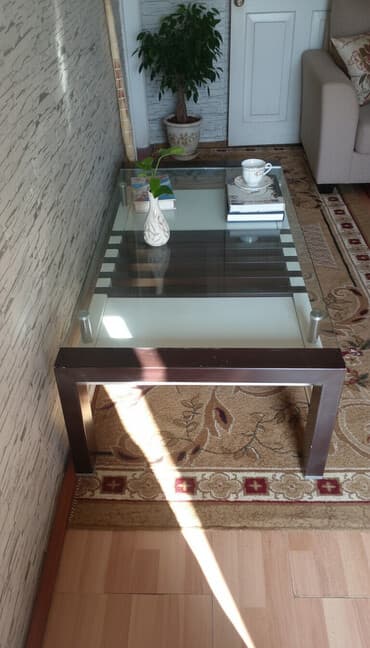 Dördbucaq masa, Açılmayan, Təkərsiz, Şüşə