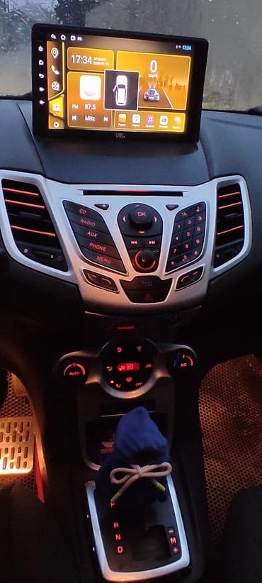 Ford Fiesta, mavi rəng, 5 qapılı hetçbek. Xüsusiyyətlər: - Avtomatik — 4