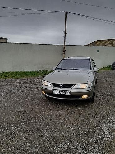 Opel Vectra B sedan, qızılı/boz rəng. 5 qapı, aerodinamik arxa